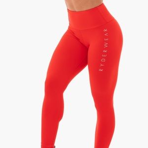 STAPLES SCRUNCH BUM LEGGINGS